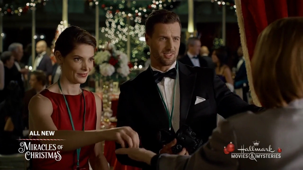 Ashley-Greene-dot-nl_ALittleChristmasCharm4599.jpg