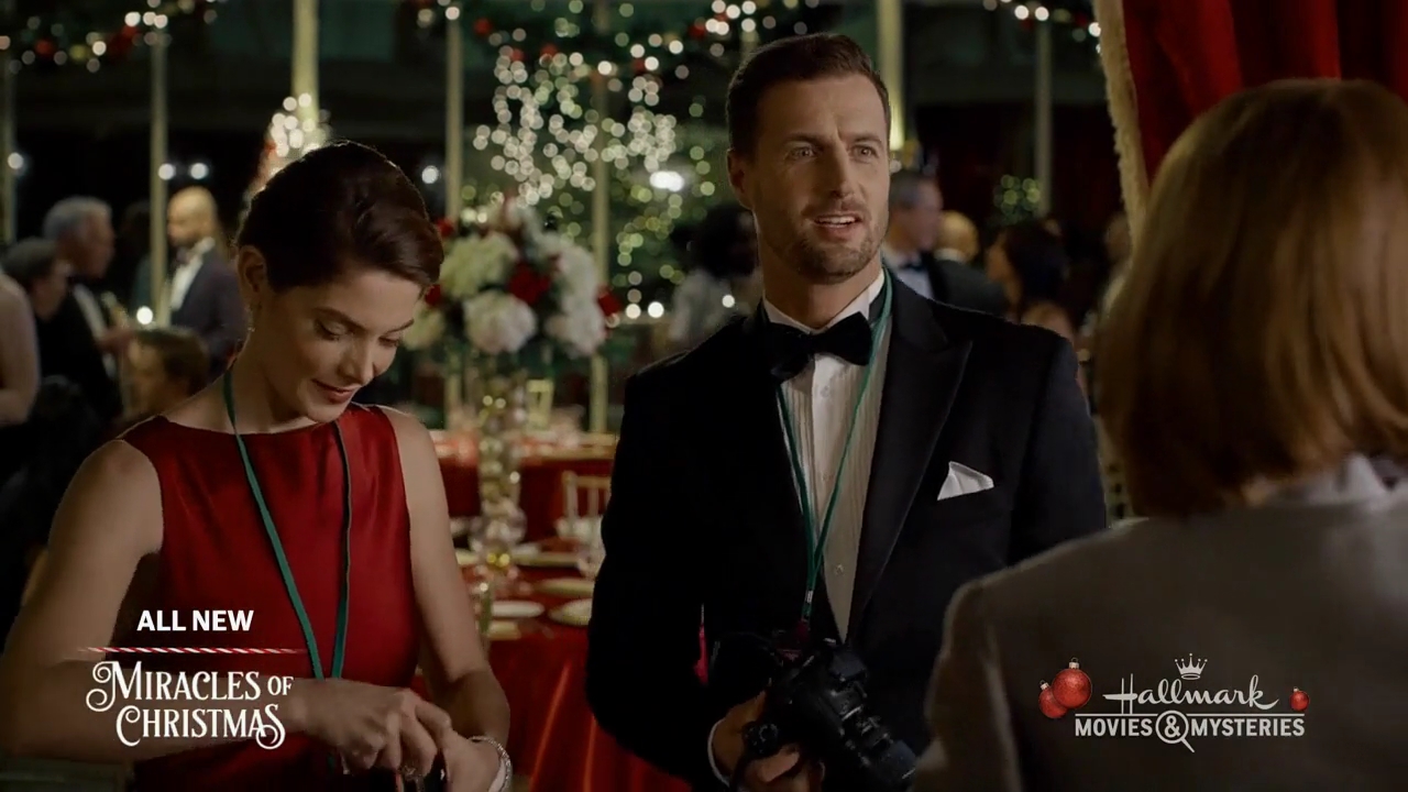 Ashley-Greene-dot-nl_ALittleChristmasCharm4600.jpg