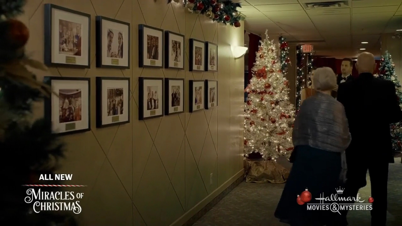 Ashley-Greene-dot-nl_ALittleChristmasCharm4607.jpg