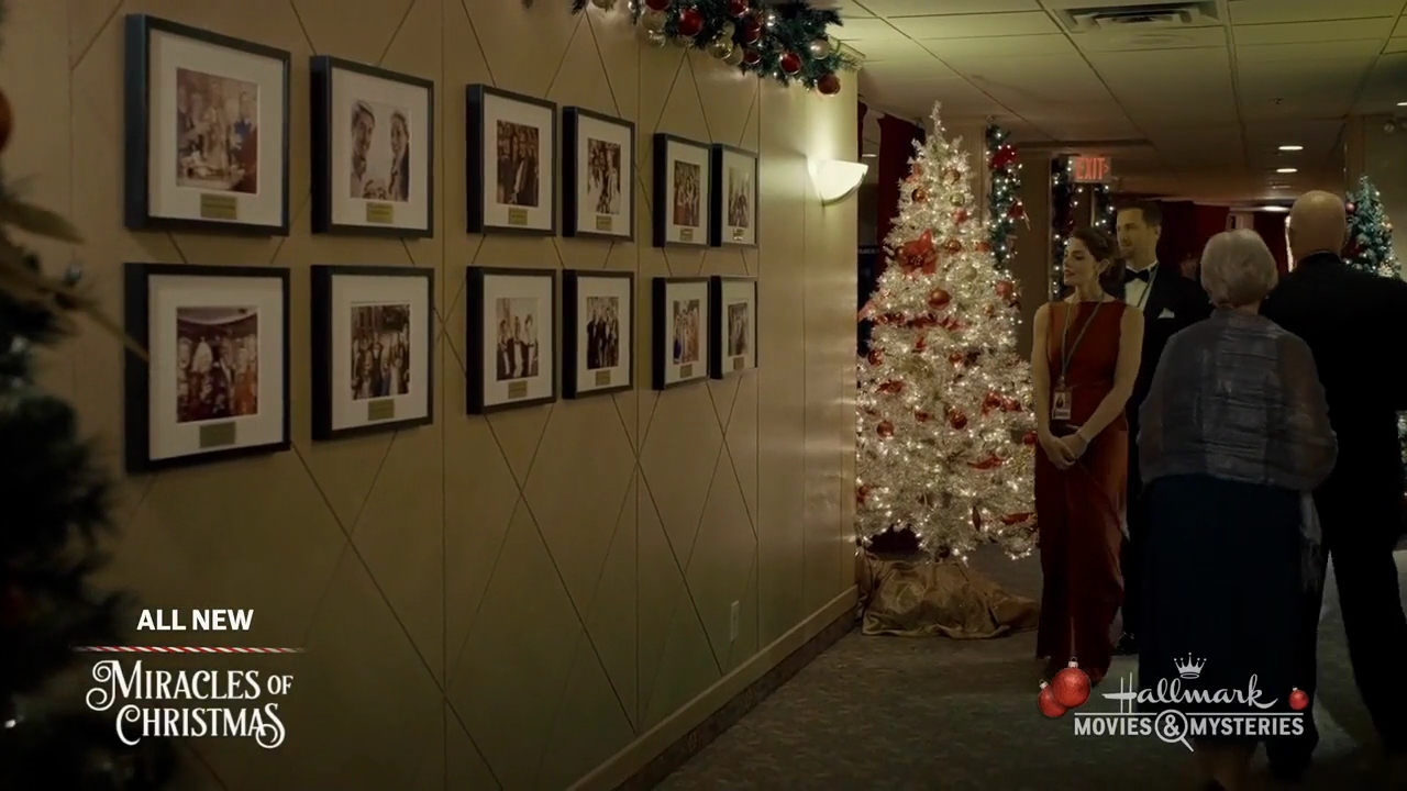 Ashley-Greene-dot-nl_ALittleChristmasCharm4608.jpg