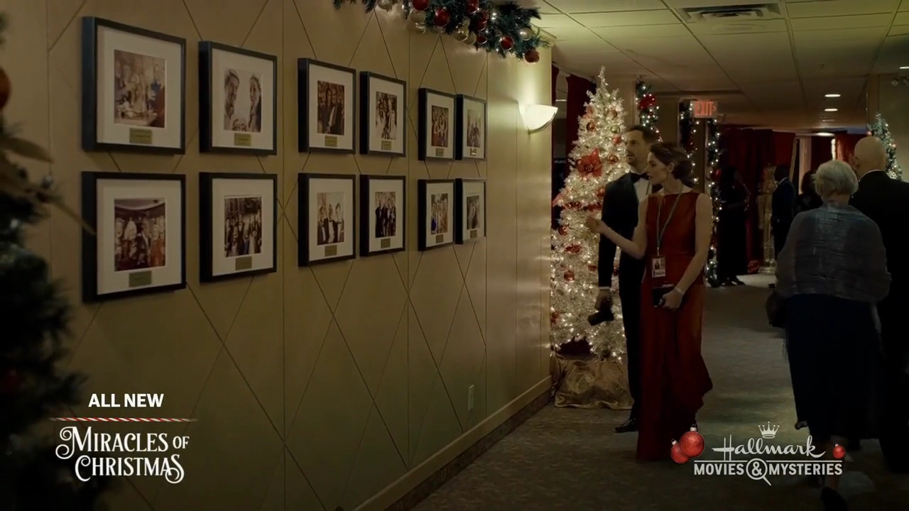 Ashley-Greene-dot-nl_ALittleChristmasCharm4609.jpg