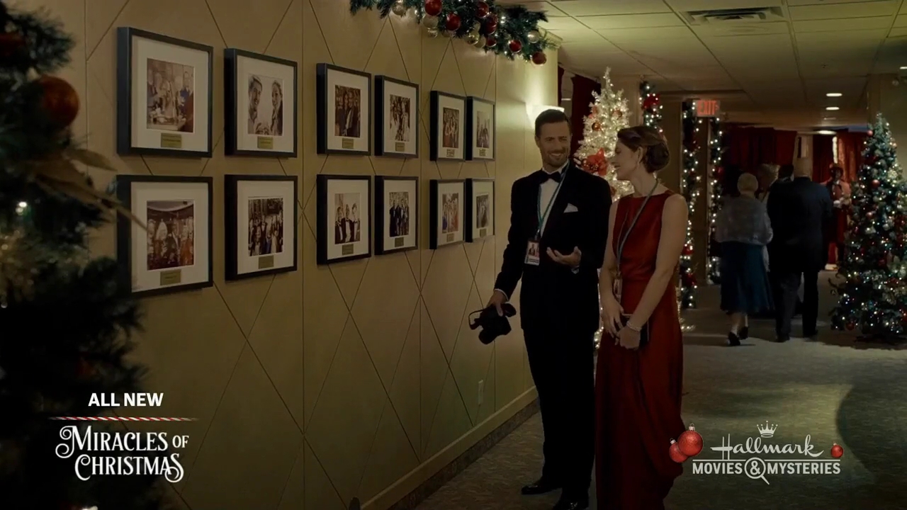 Ashley-Greene-dot-nl_ALittleChristmasCharm4615.jpg