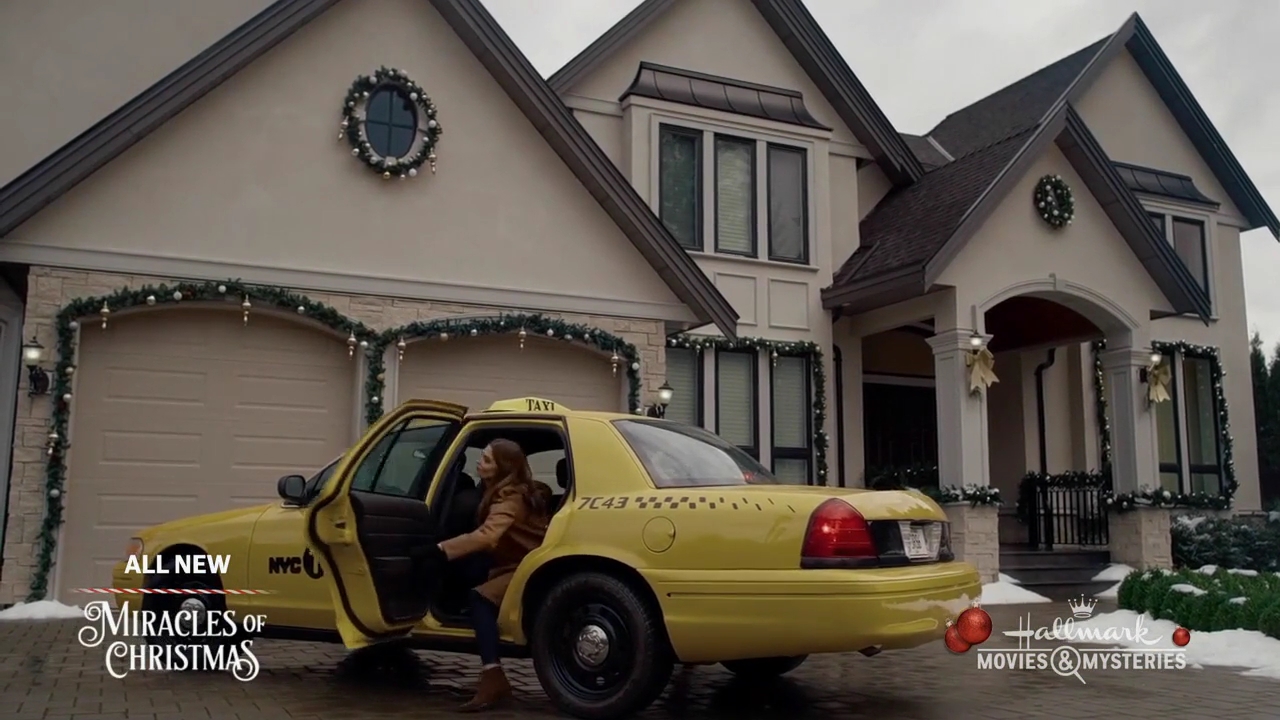 Ashley-Greene-dot-nl_ALittleChristmasCharm4648.jpg