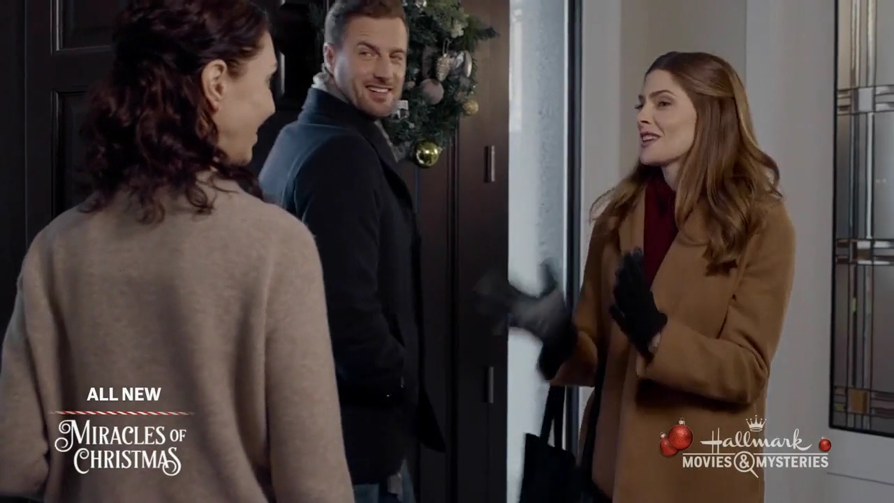 Ashley-Greene-dot-nl_ALittleChristmasCharm4652.jpg