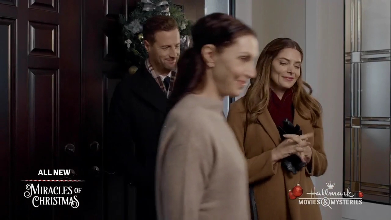 Ashley-Greene-dot-nl_ALittleChristmasCharm4660.jpg