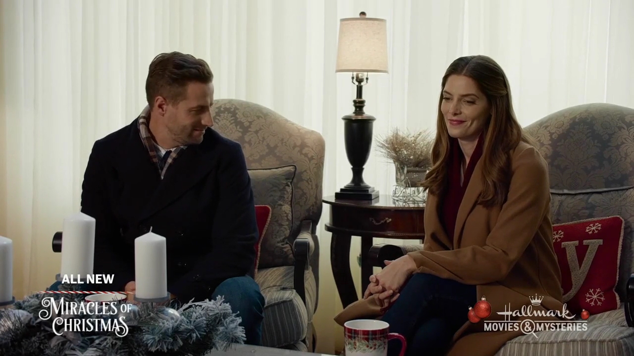 Ashley-Greene-dot-nl_ALittleChristmasCharm4670.jpg