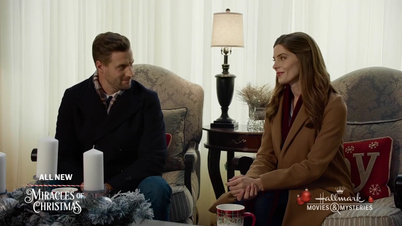 Ashley-Greene-dot-nl_ALittleChristmasCharm4701.jpg