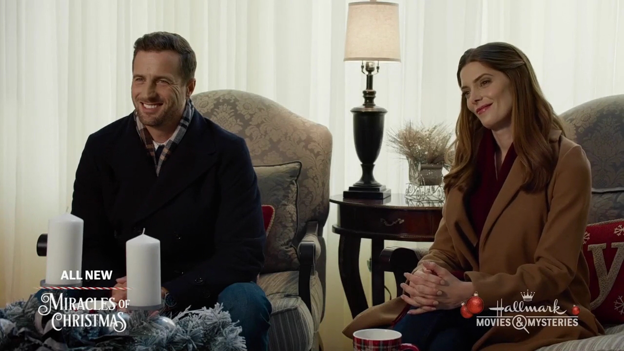 Ashley-Greene-dot-nl_ALittleChristmasCharm4715.jpg