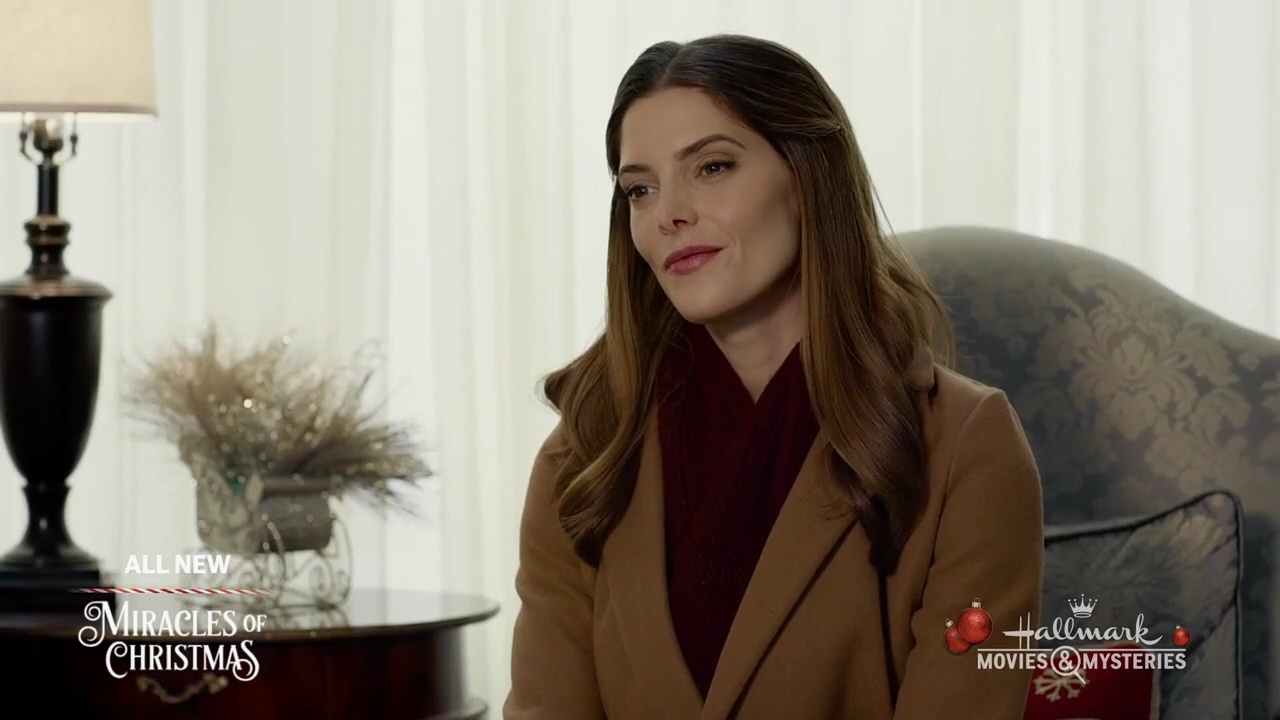 Ashley-Greene-dot-nl_ALittleChristmasCharm4741.jpg