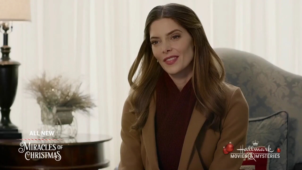 Ashley-Greene-dot-nl_ALittleChristmasCharm4763.jpg