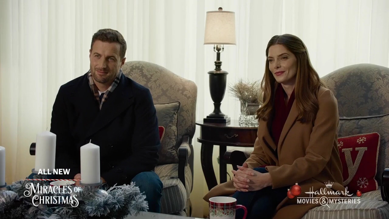 Ashley-Greene-dot-nl_ALittleChristmasCharm4795.jpg