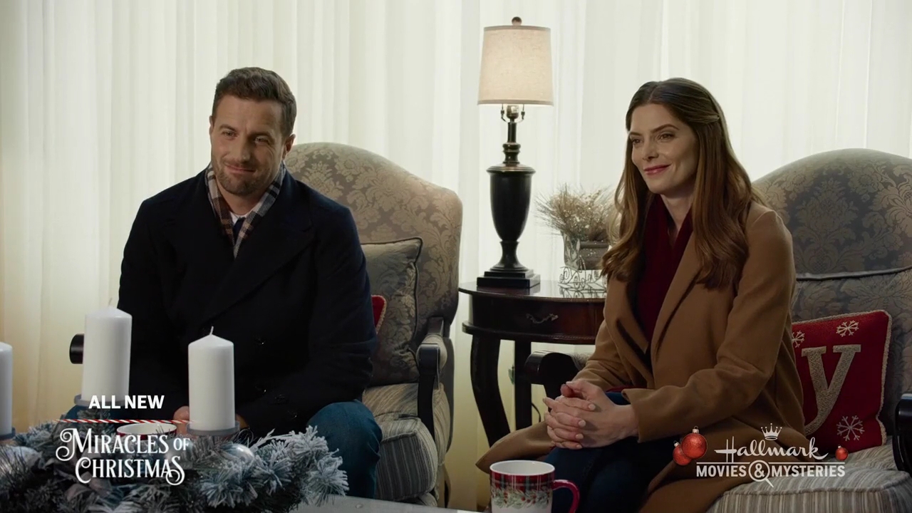 Ashley-Greene-dot-nl_ALittleChristmasCharm4796.jpg