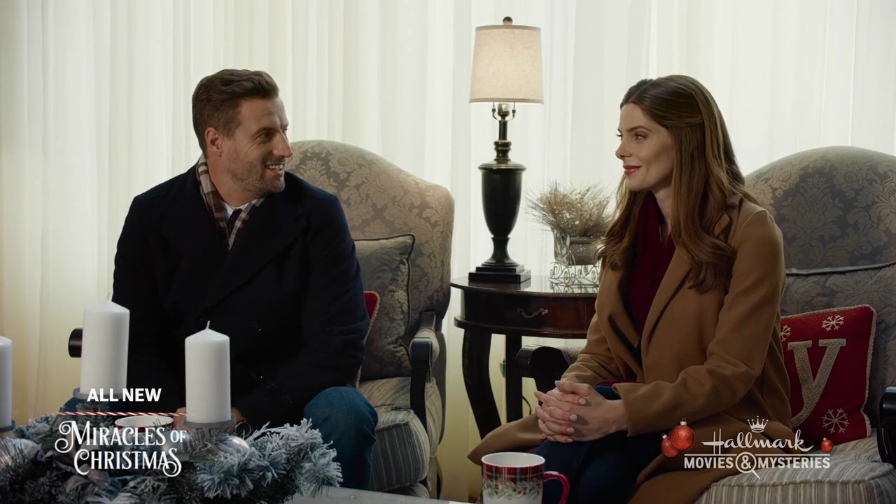 Ashley-Greene-dot-nl_ALittleChristmasCharm4800.jpg