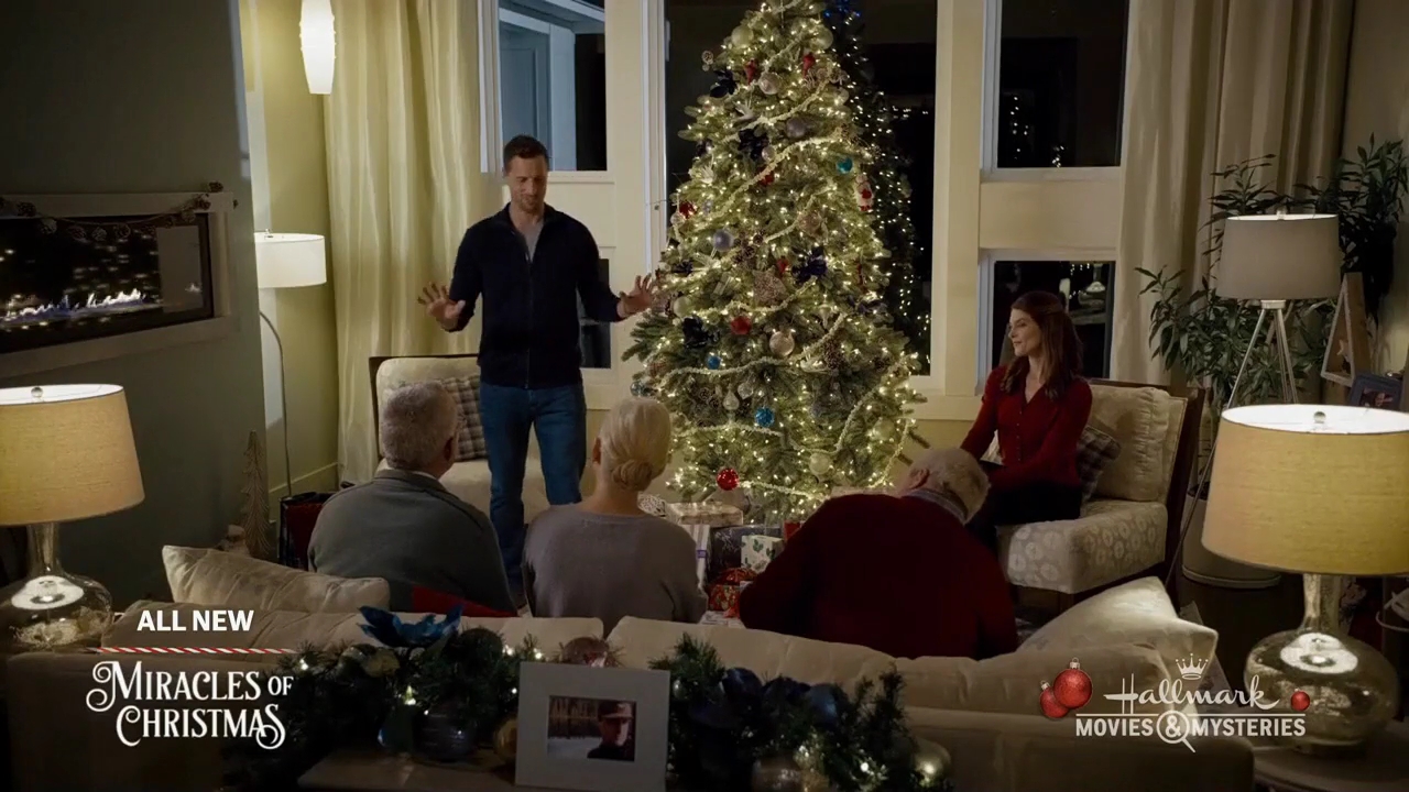 Ashley-Greene-dot-nl_ALittleChristmasCharm4877.jpg