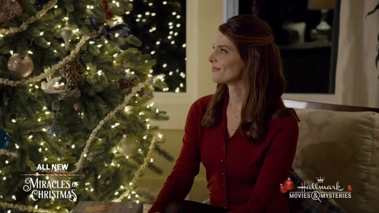 Ashley-Greene-dot-nl_ALittleChristmasCharm4878.jpg