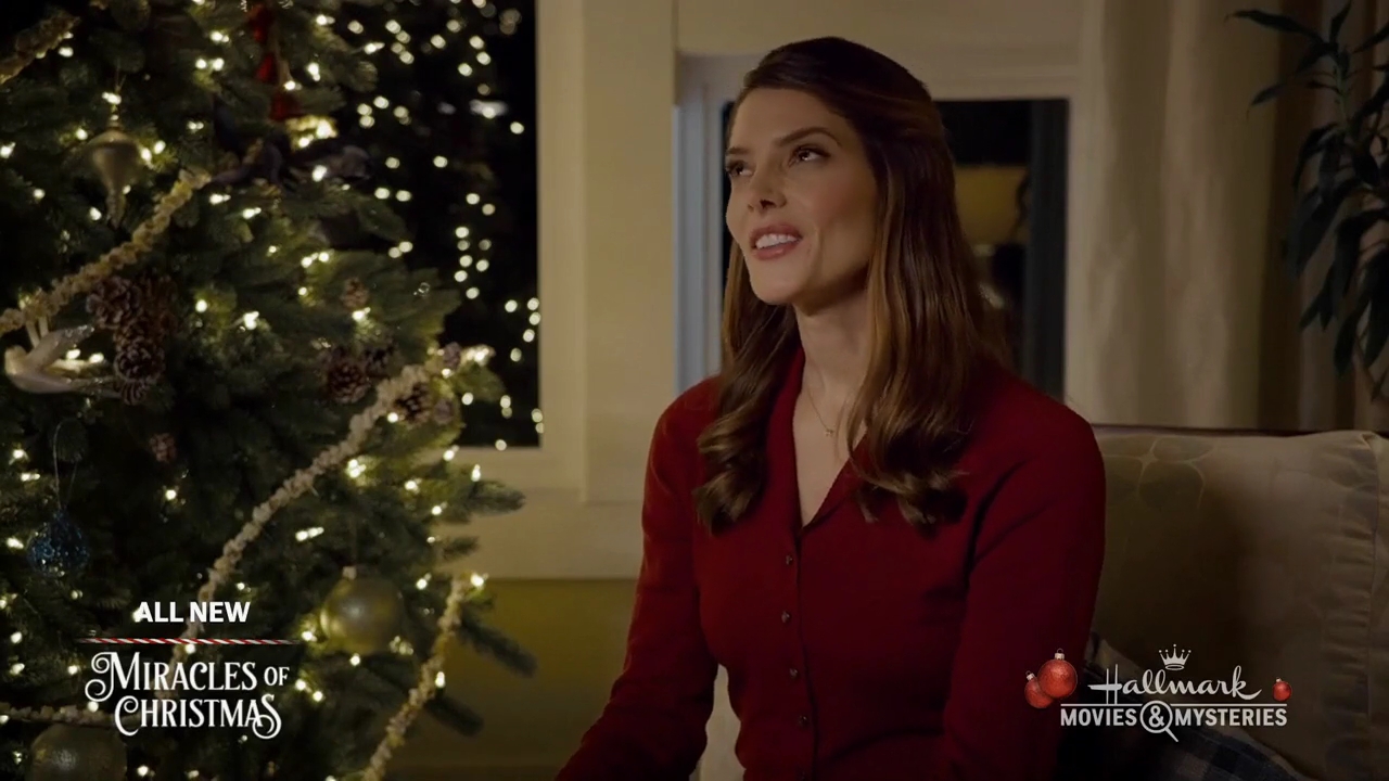 Ashley-Greene-dot-nl_ALittleChristmasCharm4893.jpg