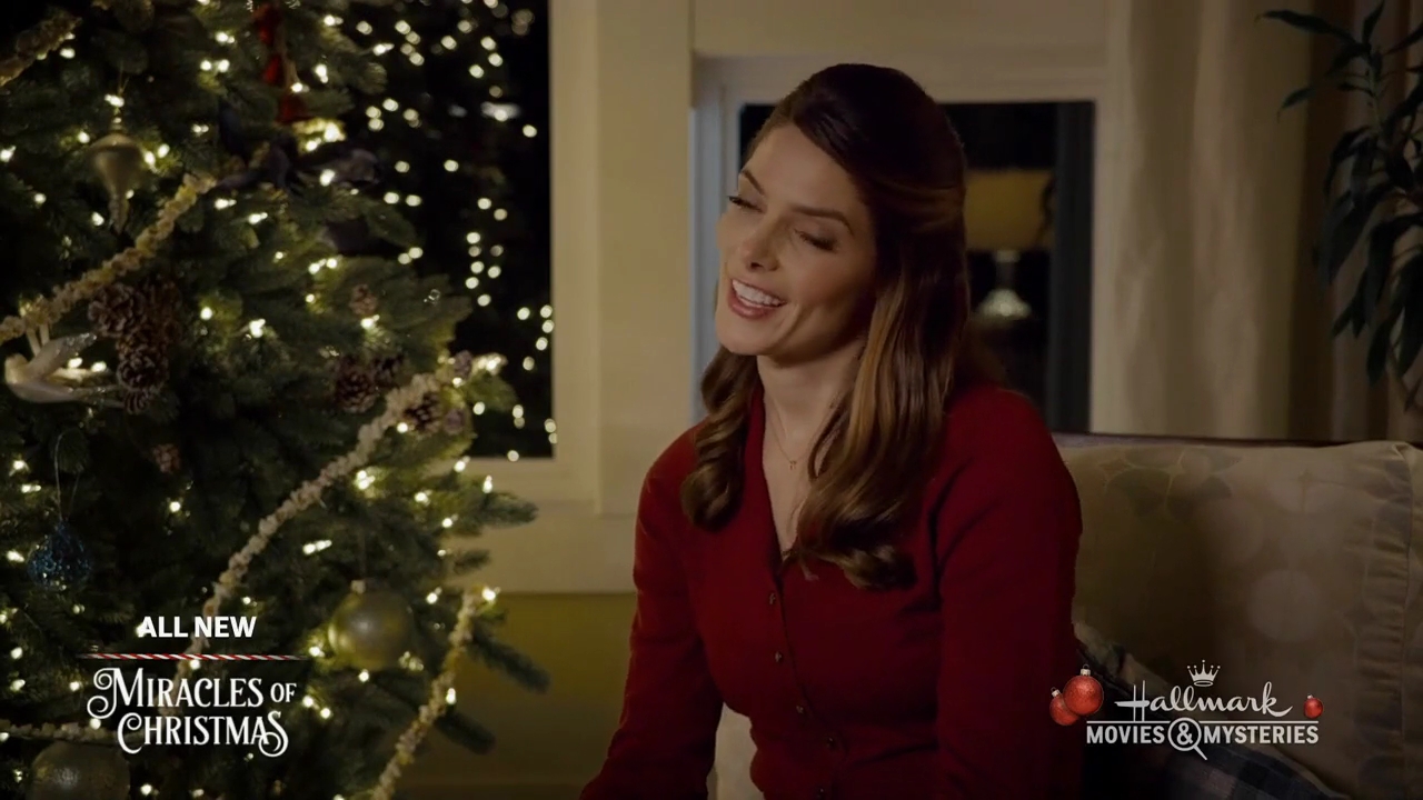 Ashley-Greene-dot-nl_ALittleChristmasCharm4894.jpg