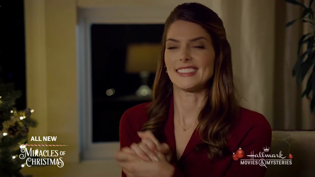 Ashley-Greene-dot-nl_ALittleChristmasCharm4898.jpg