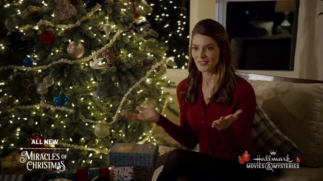 Ashley-Greene-dot-nl_ALittleChristmasCharm4901.jpg