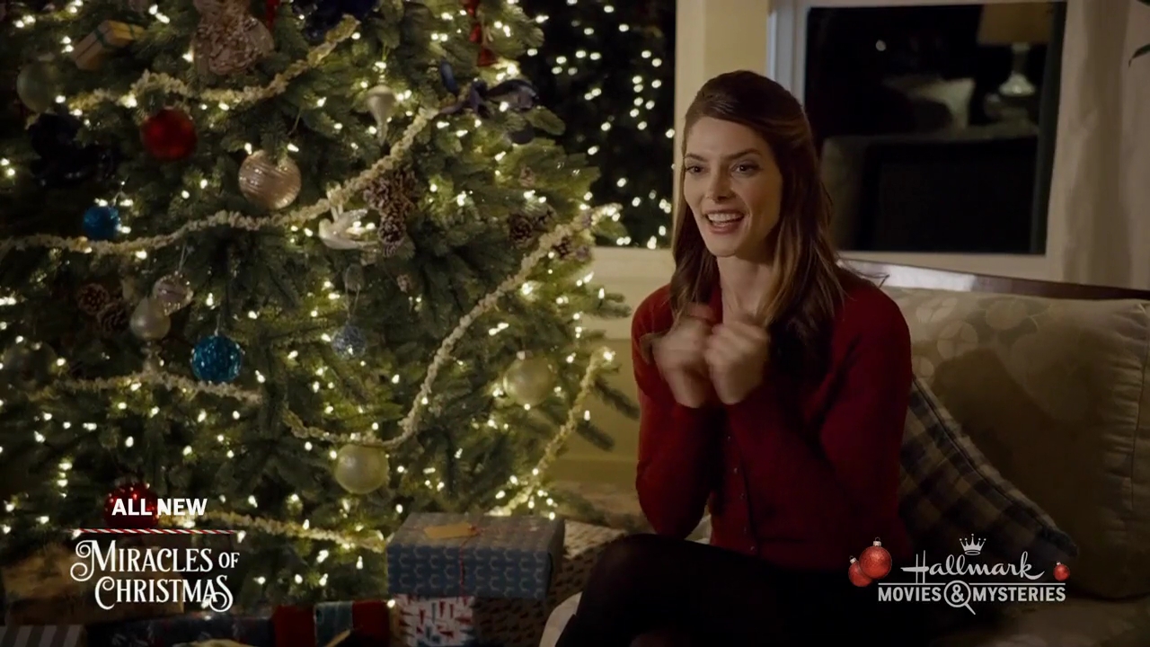 Ashley-Greene-dot-nl_ALittleChristmasCharm4902.jpg