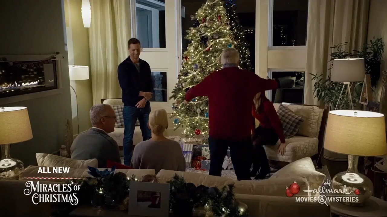 Ashley-Greene-dot-nl_ALittleChristmasCharm4904.jpg