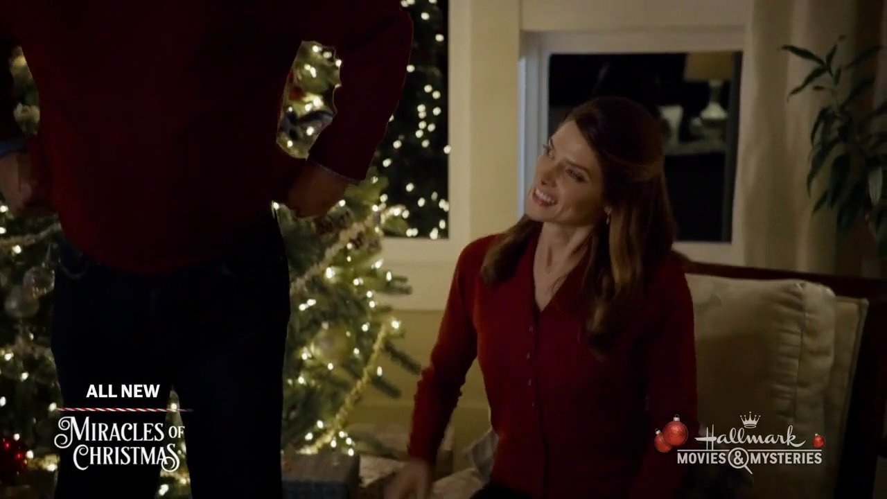Ashley-Greene-dot-nl_ALittleChristmasCharm4910.jpg