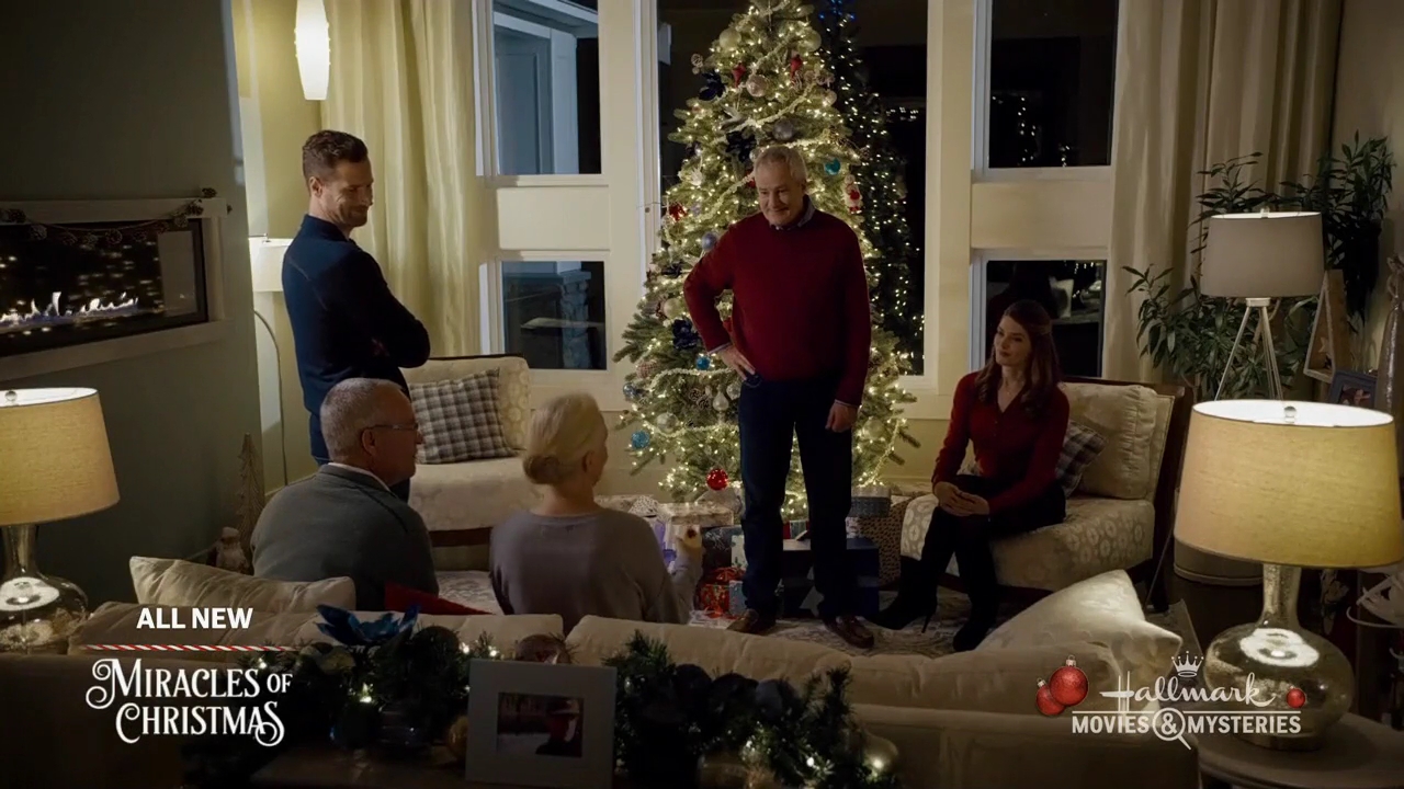 Ashley-Greene-dot-nl_ALittleChristmasCharm4925.jpg