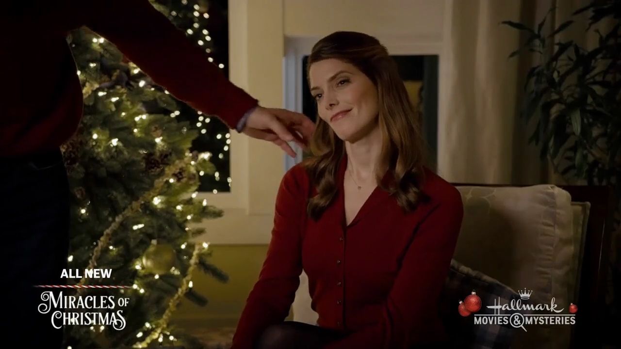 Ashley-Greene-dot-nl_ALittleChristmasCharm4926.jpg