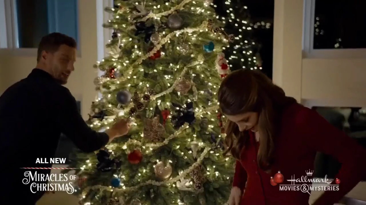Ashley-Greene-dot-nl_ALittleChristmasCharm4931.jpg