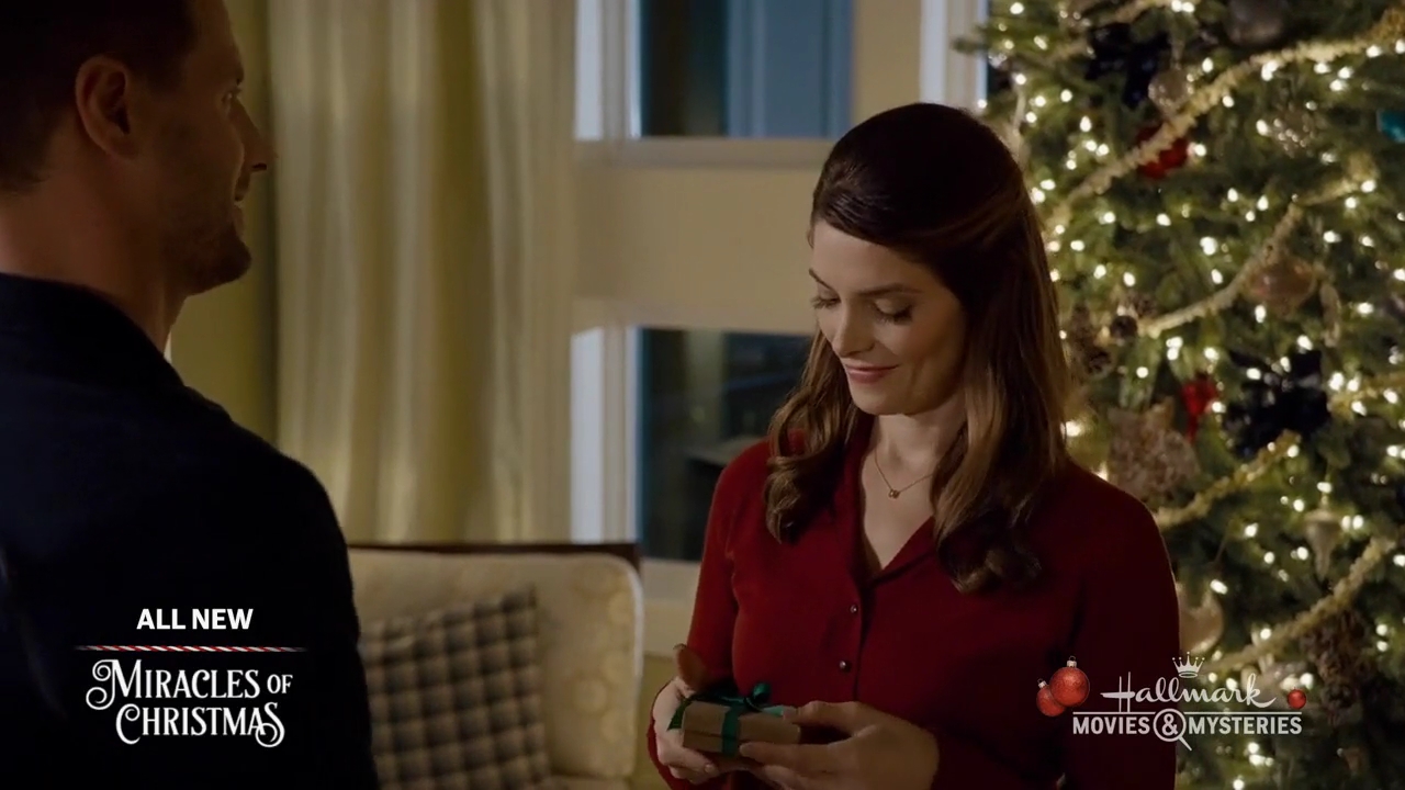 Ashley-Greene-dot-nl_ALittleChristmasCharm4937.jpg