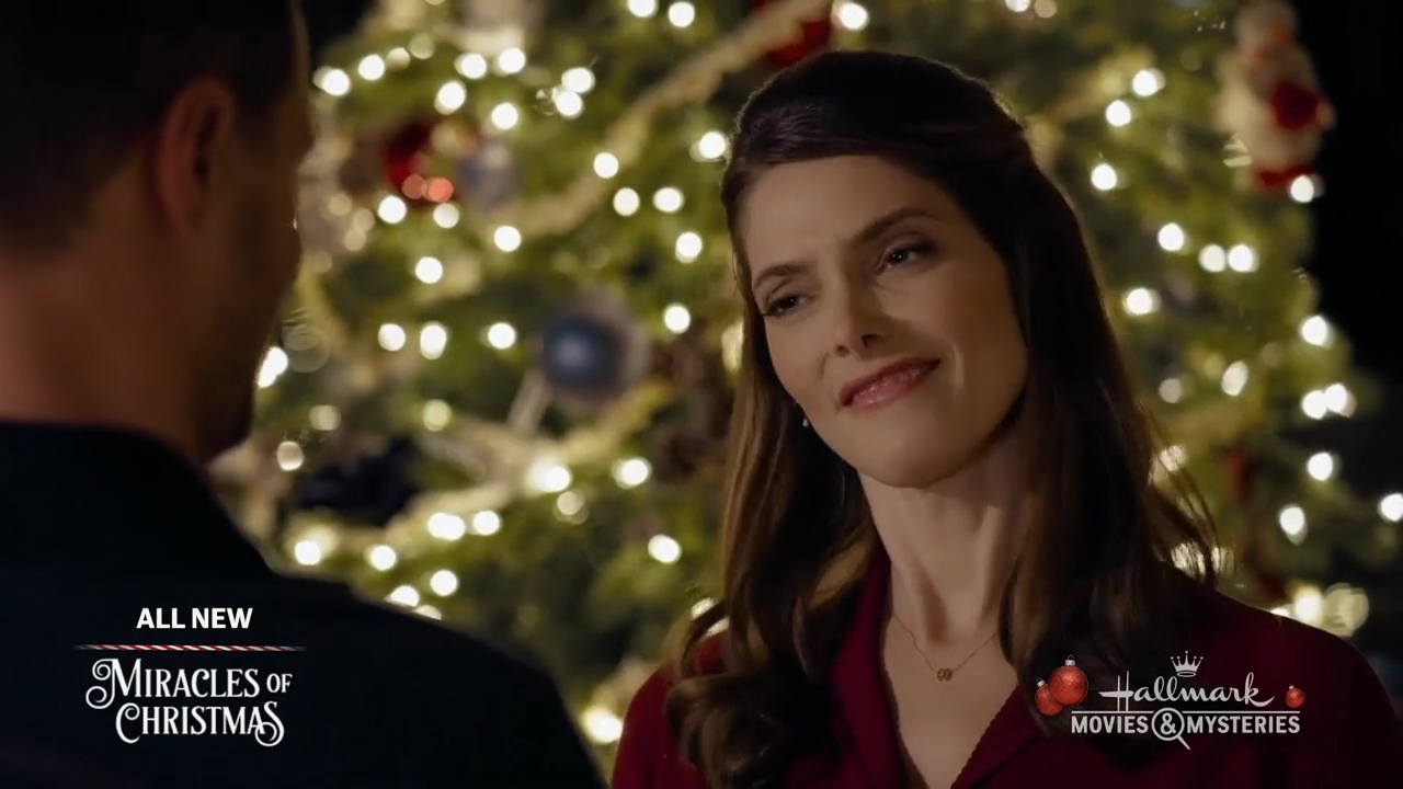 Ashley-Greene-dot-nl_ALittleChristmasCharm4949.jpg