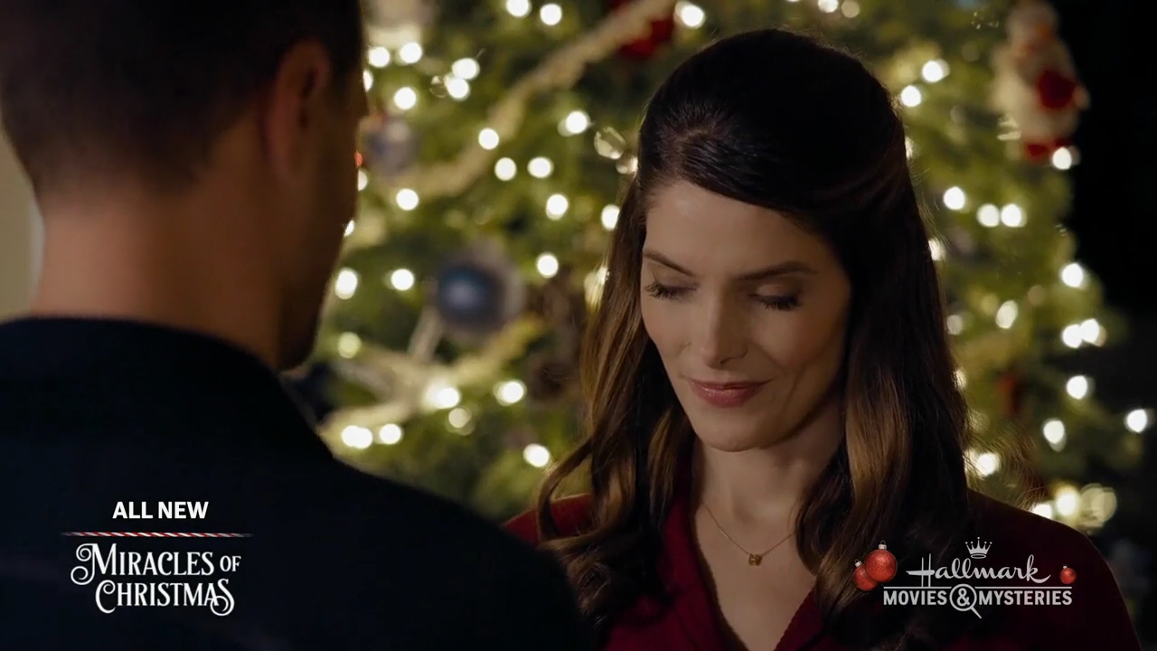 Ashley-Greene-dot-nl_ALittleChristmasCharm4958.jpg