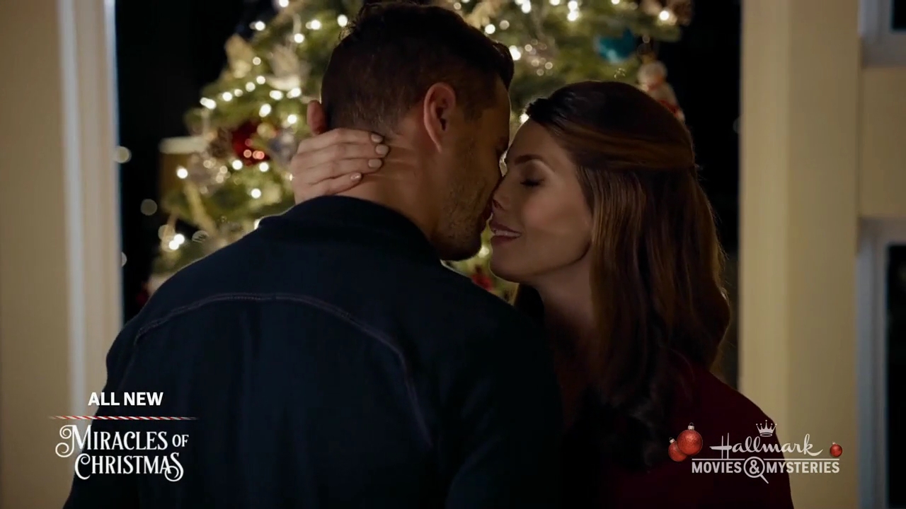 Ashley-Greene-dot-nl_ALittleChristmasCharm4969.jpg
