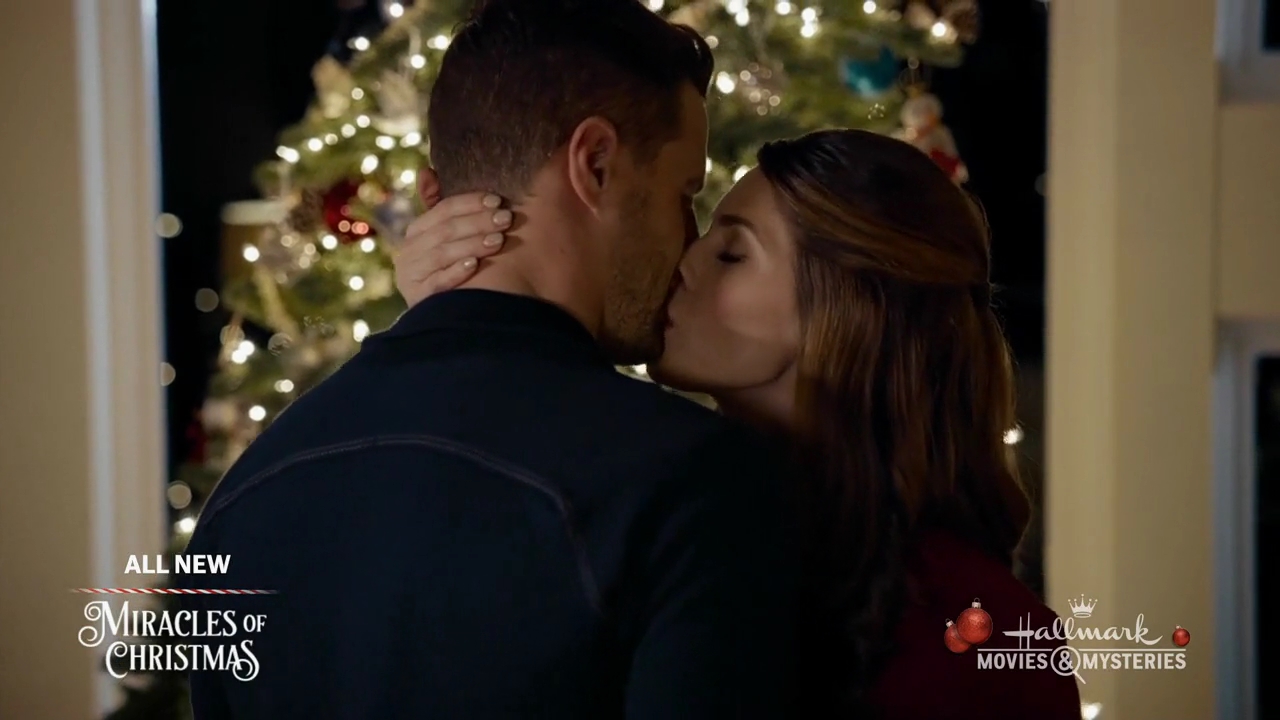 Ashley-Greene-dot-nl_ALittleChristmasCharm4970.jpg
