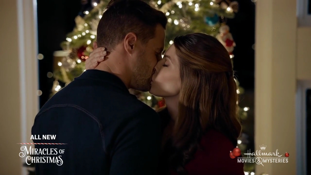 Ashley-Greene-dot-nl_ALittleChristmasCharm4971.jpg