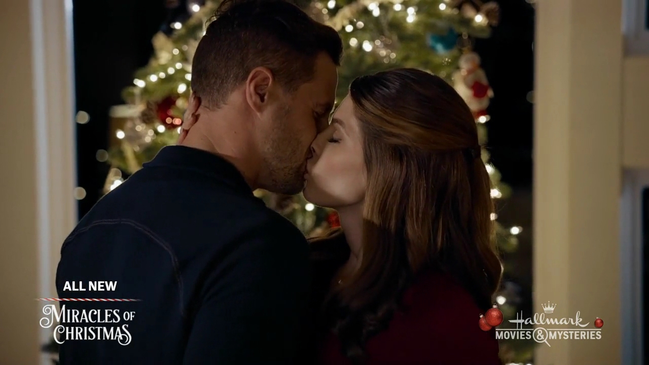 Ashley-Greene-dot-nl_ALittleChristmasCharm4972.jpg