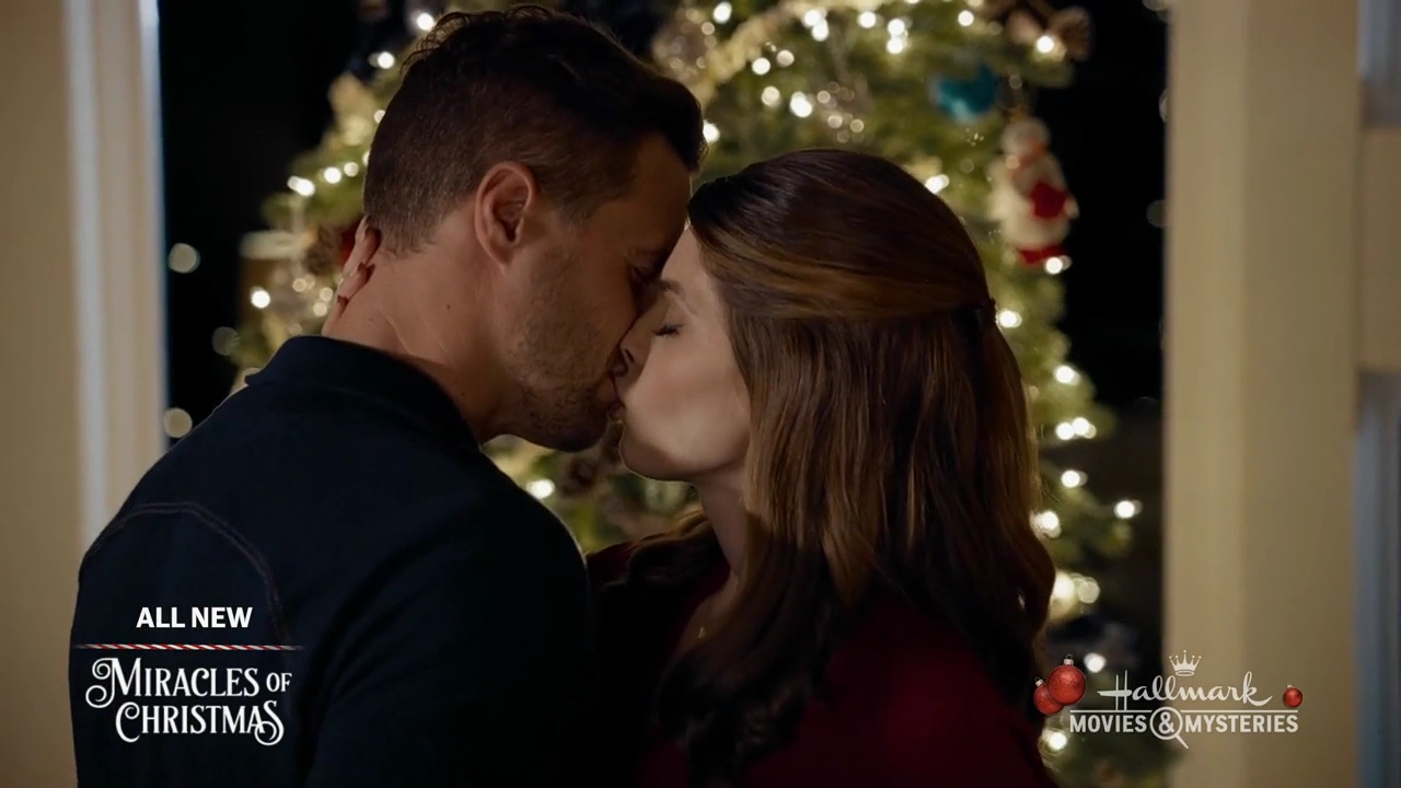 Ashley-Greene-dot-nl_ALittleChristmasCharm4973.jpg