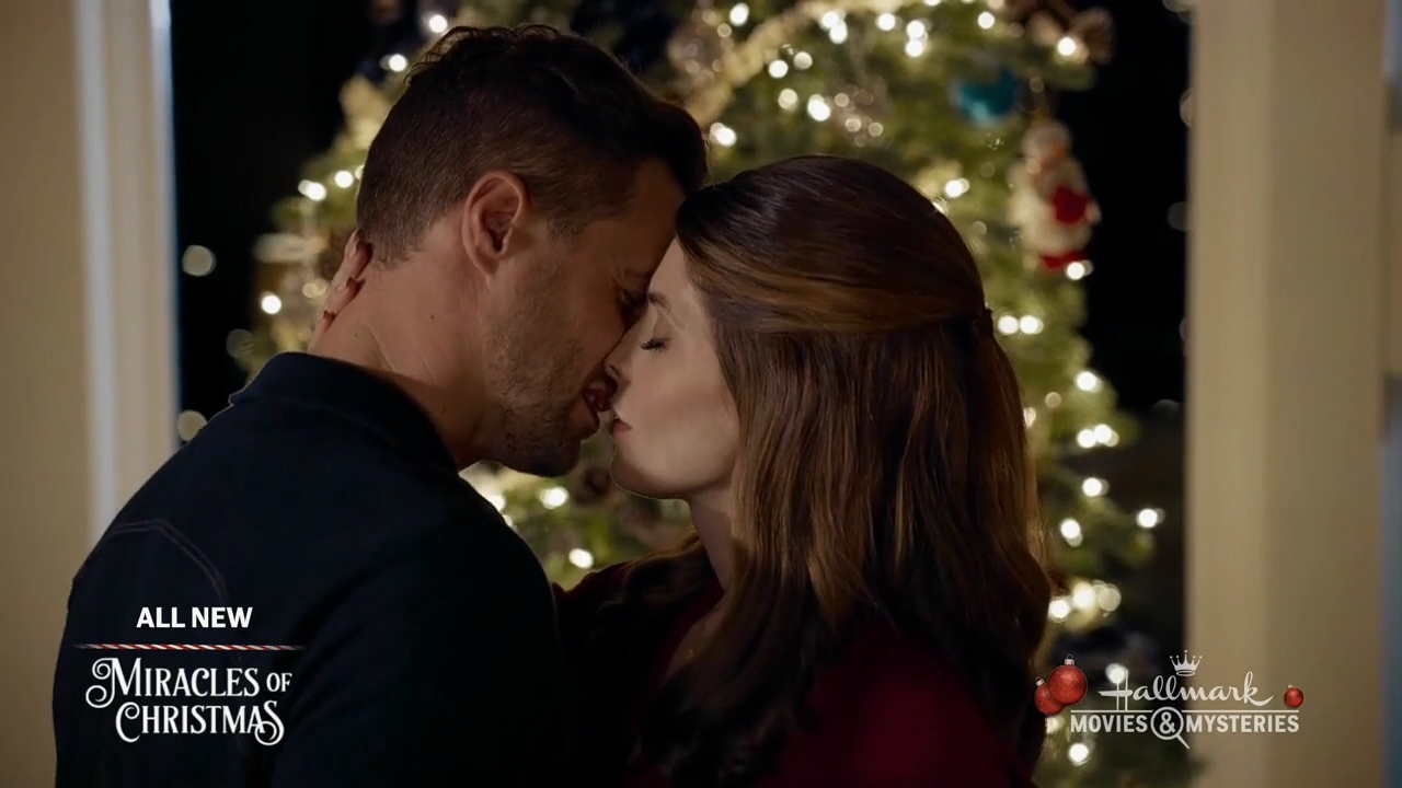 Ashley-Greene-dot-nl_ALittleChristmasCharm4974.jpg