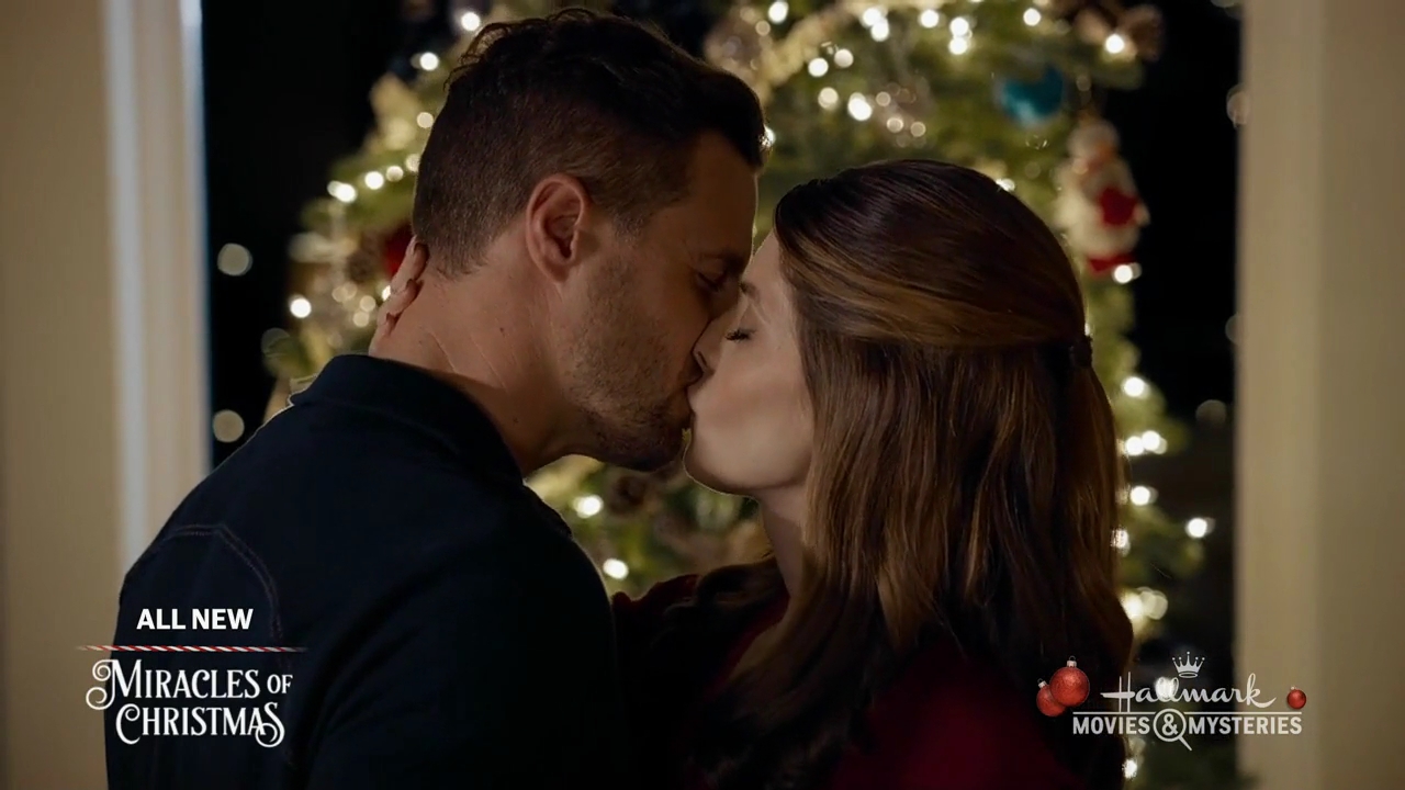Ashley-Greene-dot-nl_ALittleChristmasCharm4976.jpg