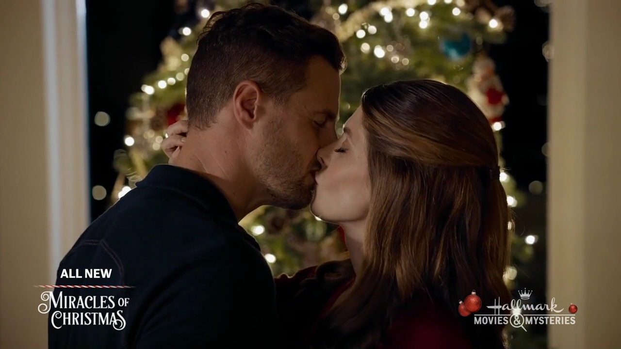 Ashley-Greene-dot-nl_ALittleChristmasCharm4977.jpg