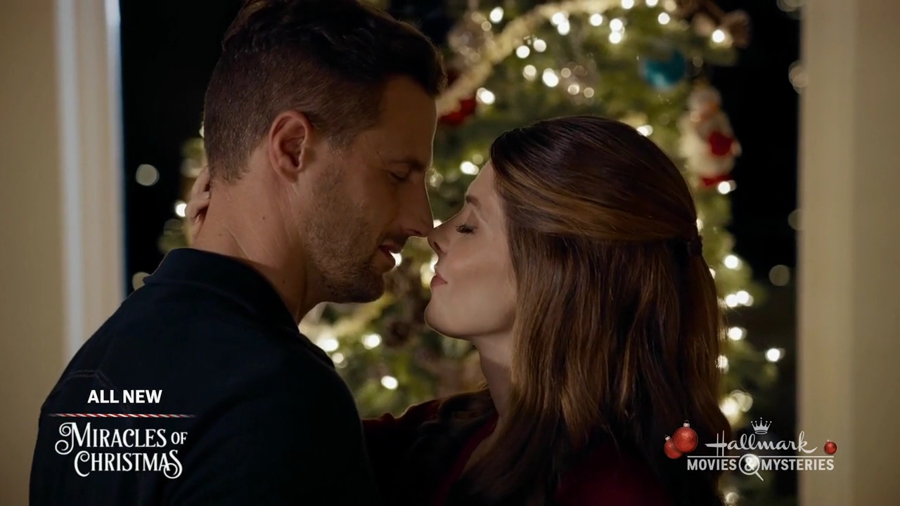 Ashley-Greene-dot-nl_ALittleChristmasCharm4979.jpg
