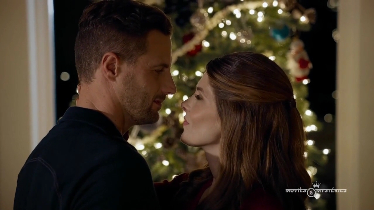 Ashley-Greene-dot-nl_ALittleChristmasCharm4980.jpg