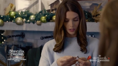 Ashley-Greene-dot-nl_ALittleChristmasCharm0640.jpg