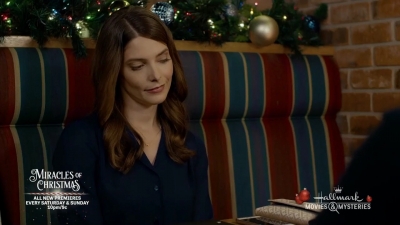 Ashley-Greene-dot-nl_ALittleChristmasCharm1389.jpg
