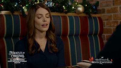 Ashley-Greene-dot-nl_ALittleChristmasCharm1411.jpg