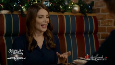 Ashley-Greene-dot-nl_ALittleChristmasCharm1471.jpg
