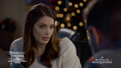 Ashley-Greene-dot-nl_ALittleChristmasCharm2078.jpg