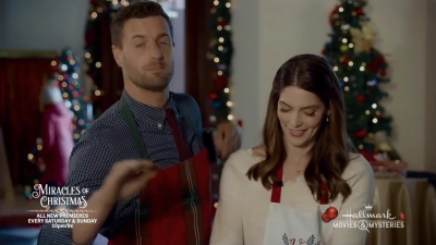 Ashley-Greene-dot-nl_ALittleChristmasCharm2140.jpg