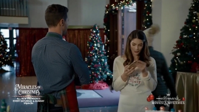Ashley-Greene-dot-nl_ALittleChristmasCharm2181.jpg