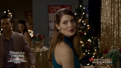 Ashley-Greene-dot-nl_ALittleChristmasCharm3041.jpg